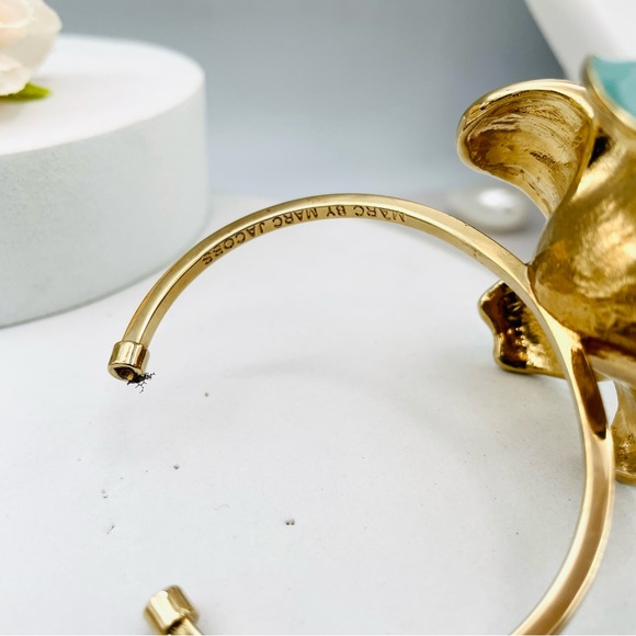 Set Of Marc by Marc Jacobs Stunning Modern  Flower Necklace &  Bracelet Stones